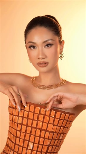 Miss Cosmo Vietnam - Hoa Hậu Hoàn Vũ Việt Nam on Instagram: "LOOK 1 - The Spirit of Vietnam 🐉🇻🇳 Where heritage meets confidence, and Phương Linh @hoangphuonglinh_official begins her Miss Cosmo @misscosmointernational 2025 journey with unmistakable Vietnamese pride. Dress: Nguyễn Trần Trọng Nghị Stylist: Thuận Từ MUA: Andrew Nguyen Hair: Hà Tiên Photo: Phạm Vĩ Khang Trang sức: RIRI Warehouse #MissCosmo #RisingDragon #NguyenHoangPhuongLinh #HoaHauHoanVuVietnam #MissCosmoVietnam #UniMedia #Impac