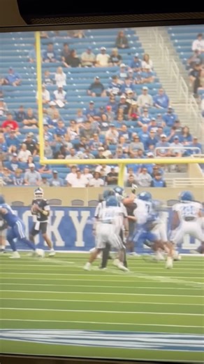 KENTUCKY QB KENNY MINCHEY HITS TE HENRY RODRIGUEZ IN THE SRING GAME. #kentuckyfootball #secfootball