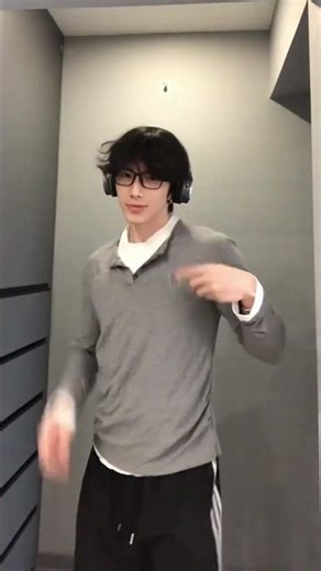 Watch the Magic! Flying Card Mystery Unveiled! CardMagic CostumeChallenge