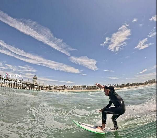 Your Local Surf : Let the arms lead the way 🔥 Smooth turns all day ! #gosurf #stylin #huntingtonbeach #surf #yourlocalsurf