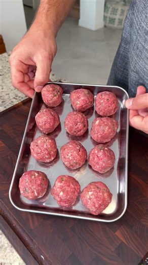 How Italian Chef Makes Meatballs