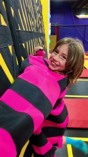 Juegos para niños #atrapaniños #camaselasticas #diversion #lugarparasaltar