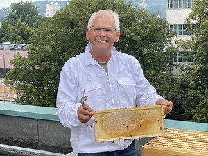 Bio-Imker im Porträt: Honigernte am Dach der "Linzer Bier" Brauerei