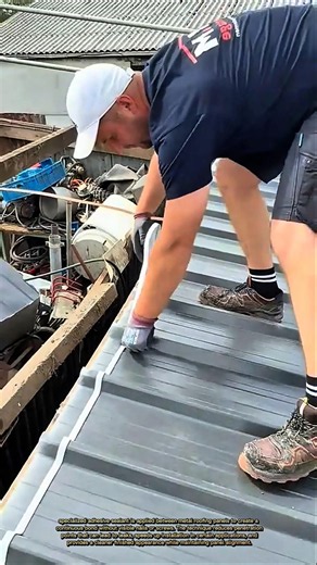 NO SCREWS, NO NAILS? Roofing Method That’s Turning Heads! 🏠😲