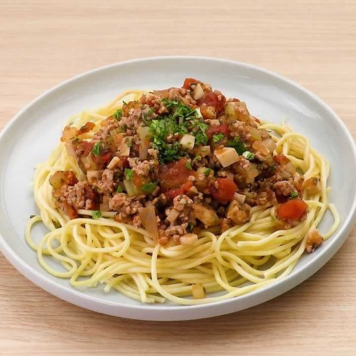 クセになるおいしさ♪ セロリのミートソースパスタのレシピ動画・作り方 | デリッシュキッチン