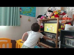 Eテレ0655よんきびう隊の金曜日の歌（びんようき・うよんびき・きんようび）を前のめりで身を乗り出して聴く3歳児