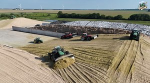 Mike Less - Farmhand Mike -- This is my first Corn Silage Harvest Video for the 2024 season. In this video I am at Warren Dairy in west central Indiana. Claas Jaguar 980 self propelled forage harvester and a fleet of trucks and trailers