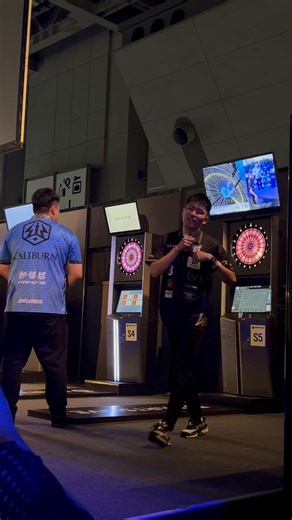 What a match! 💥Big congratulations to 𝐃𝐀𝐑𝐓𝐒𝐋𝐈𝐕𝐄 𝐎𝐅𝐅𝐈𝐂𝐈𝐀𝐋 𝐏𝐋𝐀𝐘𝐄𝐑 PW for defeating Cheng Wei Kun and darting straight into the next round of 𝗦𝗨𝗣𝗘𝗥 𝗗𝗔𝗥𝗧𝗦 𝟮𝟬𝟮𝟱 𝗪𝗜𝗟𝗗𝗖𝗔𝗥𝗗 🇯🇵 | DARTSLIVE SINGAPORE