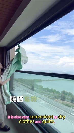 カーテンが邪魔にならず、頭にも当たらない！サイドプッシュアップ窓のデザインは人間工学に富み、生活動線をよりスムーズにし、使い心地が快適です。