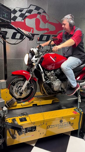 Honda Hornet 600 Carburada: Revisão Completa e Talento