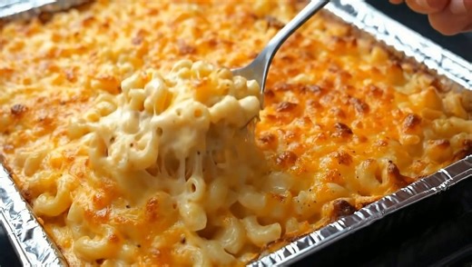5 CHEESE MAC & CHEESE BAKE 🧀🔥 📋 Ingredients: 1 lb elbow macaroni 2 cups shredded cheddar cheese 1 cup shredded mozzarella 1 cup shredded gouda 1 cup grated parmesan 1 cup cream cheese, softened ½ cup milk ¼ cup butter 1 tsp garlic powder Salt and pepper, to taste 👩‍🍳 Directions: 1️⃣ Preheat the Oven: Set your oven to 350°F (175°C). 2️⃣ Boil the Pasta: Cook the elbow macaroni according to package instructions until al dente. Drain and set aside. 3️⃣ Make the Sauce Base: In a large pot over m