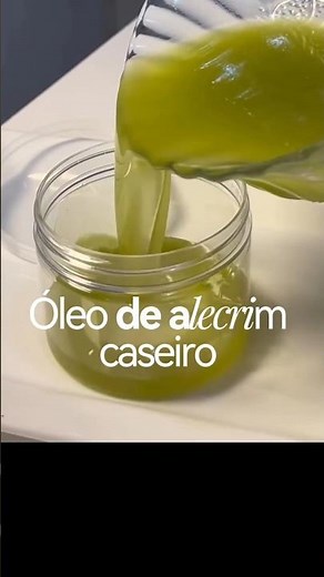 Faça seu próprio óleo de alecrim para crescimento capilar.