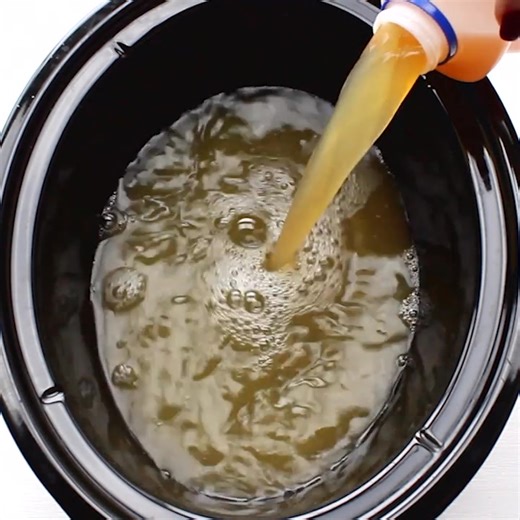 With just three ingredients this easy and simple recipe for Crock-Pot Caramel Apple Cider comes together quick in your slow cooker. The hot apple cider is just the thing to warm you up and this recipe tastes just like the drink at Starbucks! 🍏🍎🍏🍎 [Gluten Free, Low Calorie, Low Cholesterol, Low Fat, Low Sodium, Vegan, Vegetarian & Weight Watchers Friendly!] Get the full recipe & instructions here>> https://crockpotladies.com/crockpot-caramel-apple-cider/ | Crock-Pot Ladies