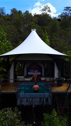 BOSKO es el encuentro entre el bosque y los sentidos. Sabores que nacen de la tierra y cuentan historias, Sky Pools suspendidas sobre el horizonte, paseos en bote que reflejan el cielo en el agua. Cada rincón guarda un instante único, diseñado para quienes buscan experiencias que permanecen en la memoria. Viva cada experiencia, reserve su estadía y descubra el lujo de la naturaleza. Video: @aurelseyez | Bosko