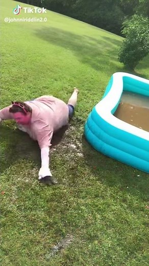 Pig Rollin in Mud!! (Tik Tok pig)