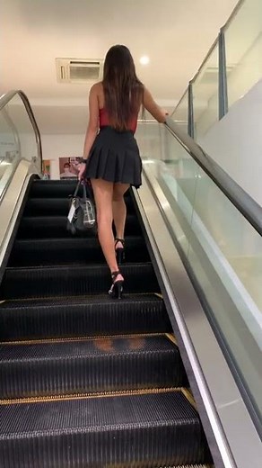 Beauty in pleated miniskirt up the escalator 🙈🙈