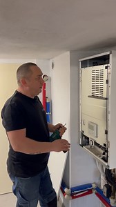 Błąd przepływu wody H62 w pompie ciepła Panasonic 😱 Co zrobić? Jak naprawić? Witajcie! 👋 Dziś nasz kierownik Tomasz pokaże Wam, co może powodować błąd przepływu wody w pompie ciepła Panasonic ❄️💦, oraz jak szybko go naprawić nawet bez dużego doświadczenia! 🔧✨ Chcecie więcej poradników o serwisowaniu i naprawie pomp ciepła? 🔧📚 Śledźcie nas na bieżąco, aby niczego nie przegapić! 🚀🔔 📩 Zapraszamy do kontaktu! 📞 📧 biuro@artdomserwis.pl 📞 48 63 270 39 07 🌐 https://artdomserwis.pl ArtDOM -