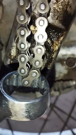 Amazing Trick! Remove Motorbike 🔩⛓️ Front Wheel Axle Nut Without Wrench Using Chain Mechanic Hack! 📍