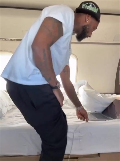 Davido grooving to “EWO” by Famous Pluto 🕺🔥 | Entertainment Daily