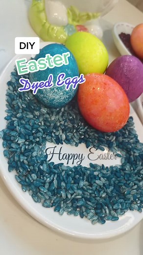 Easter Egg DIY 🐣 #easter #foodtiktok #coloredeggs #fyp #foryou #YasClean #diy #happyeaster #learnontiktok #easteregg #foodcoloring #rice #dyedeggs