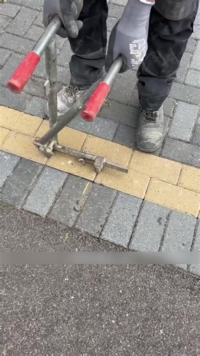 Der Installationsprozess deutscher Handwerker für Poller ist unglaublich detailgenau. wissenswertes #wissen #handwerkskunst