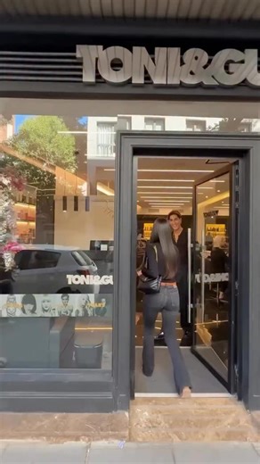 Weekend loading… ⌛ Nothing says Friday treat quite like a flawless blow-dry. Shiny, bouncy, and ready for wherever the weekend takes you.... Blowdry by @nasimprd at @toniandguymadrid @toniandguyspain Shine by @labelmworld Rejuvenating Radiance Oil #ToniAndGuy #Blowdry #BestBlowdry #SelfCare | TONI&GUY