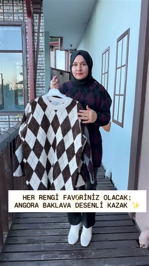 HİLAY BUTİK on Instagram: "Baklava Desenli Kazak✨ . Standart bedendir.(38-46 beden uyumlu) Manken 80 kg,1.60 boy. Ürün Boy: 90 cm Angora kumaştır. Yumuşacık ve sıcak tutan bir kumaşa sahip. Mürdüm kahve,krem,gri renkleri mevcuttur. İki renkli desen Kışın üşümek istemeyenlerin favorisi ❤️"