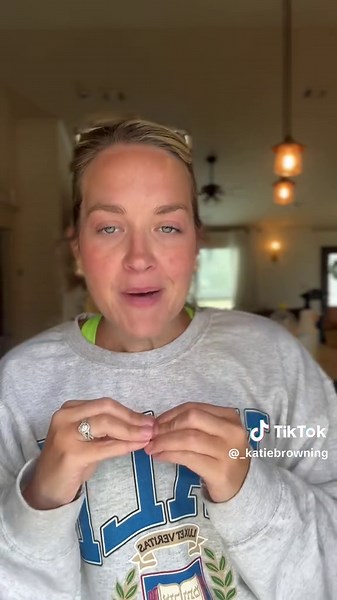 best diy kitchen counter cleaner!!! Cheap and makes your house smell sooooo good! Secrets from a cleaning lady ✨ #cleaninghacks #cleaningtiktok #cleanwithme #cleaning #clean #cleantok #creatorsearchinsights @Fabulosobrand