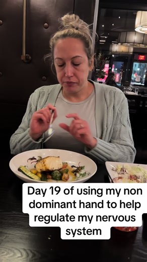 Using your non dominant hand engages both brain hemispheres and requires more consciousness. 🧠 #rewireyourbrain #neuroplasticity #ankylosingspondylitis #rheumatoidarthritis #nervoussystemhealing