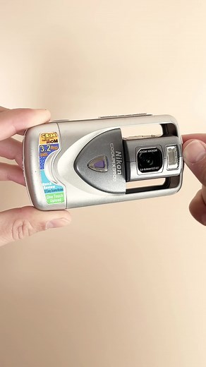 Here’s a look at the Nikon Coolpix 3500, a digicam with a 180° rotating lens released in 2002! It’s always a blast shooting digicams with unique designs and the photos produced by this camera were shockingly good! This one sold before we could post about it! Feel free to reach out with any questions. Hope all is well & happy new year 🤝 _______ #digicam #digitalcamera #nikoncoolpix