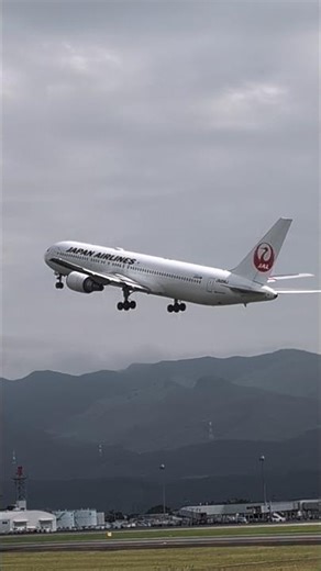 【阿蘇くまモン空港】JAL 628便 ボーイング 767-300 ランディング(2025/10/21) #熊本空港 #空港 #JAL #B767 #shorts