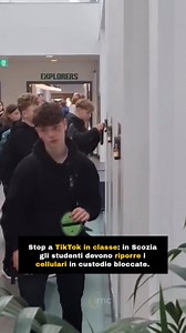 Da maggio 2025, due scuole di Edimburgo — Portobello High School (dal 7 maggio) e Queensferry High School (dal 14 maggio) — hanno adottato una politica “phone-free” durante l’orario scolastico. Gli studenti, dalla S1 alla S6, devono inserire i loro telefoni in custodie magnetiche bloccabili fornite da Yondr, da cui possono essere sbloccati solo a fine giornata. L’obiettivo è ridurre le distrazioni, migliorare la concentrazione e favorire il benessere mentale. Il 86% dei genitori di Portobello ha