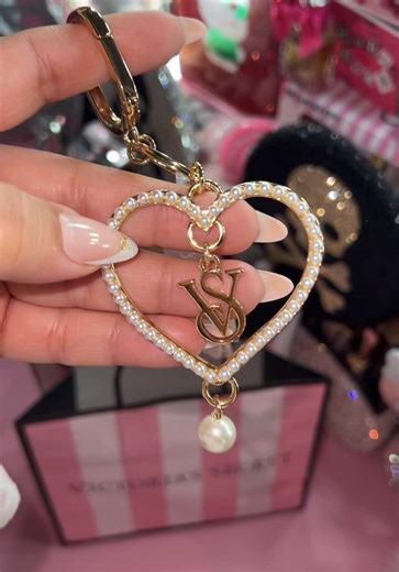 I have a mini shopping haul from Victoria’s Secret #victoriassecret #shopping #shoppinghaul #victoriassecretvday