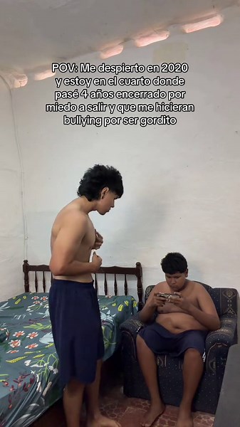 CONTEXTO: Hubo un tiempo en mi vida donde nunca salía de mi casa. Fue la peor etapa de mi vida duré 4 años encerrado no porque quisiera, sino por miedo. Miedo a que me juzgaran, a que se rieran de mí por ser gordito. Mientras otros salían y llevaban una vida normal, yo me quedaba en mi cuarto jugando Free Fire todo el día, tratando de evadir mi realidad. Era mi forma de escapar de lo que sentía. Pero llegó un momento en el que me cansé Me cansé de vivir así de esconderme de sentir que mi vida se