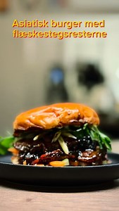 Asiatisk inspireret burger med dine flæskestegs leftovers fra julen. En hurtig, nem og super lækker måde at bruge dine flæskestegsrester på! Jeg craver altid noget krydret mad efter julemaden, som jo primært består af salt og fedt. Så her rammer denne burger(eller sandwich) bare perfekt. Du kan skrue op eller ned for chilistyrken, alt efter hvor ramt du er efter julen😅🎄 Flæskestegsrester, i tynde skiver 2 spsk brun farin 2 spsk revet ingefær 1 spsk chili 2 spsk honning 3 spsk soya 1 spsk riste
