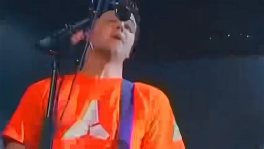 Inédito. What’s My Age Again? Con Damon De La Paz en una gira por Estados Unidos en el año 2000. Travis estaba lastimado en ese momento. | Blink-182 Mexico