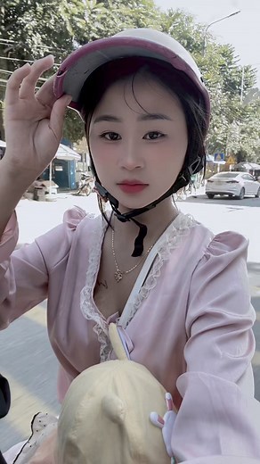 6.7M views · 10K reactions | Đi gửi hàng cho mọi người đây a ❤️ | Bii Mõm | Facebook