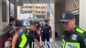 Naglalagay na ng security screening checkpoint ang pulisya sa Plaza Miranda sa Maynila ilang araw bago ang Traslacion. Dito dadaan umano ang lahat ng papasok sa simbahan ng Quiapo. | via Robert Mano, ABS-CBN News #Nazareno2024 | ABS-CBN News