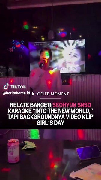 Seohyun SNSD baru-baru ini mengalami momen karaoke yang relate banget buat semua orang. Saat menyanyikan lagu legendaris SNSD, “Into The New World,” layar di ruangan malah menampilkan video klip Girl’s Day. Netizen langsung ngakak karena kejadian ini mirip banget sama pengalaman karaoke di Indonesia—lagunya A, tapi videonya B. Ternyata, di Korea juga sama aja ya masalahnya. Ada yang pernah ngalamin kejadian absurd begini? Follow @beritakorea.id untuk tahu info terbaru tentang K-pop, K-drama, dan