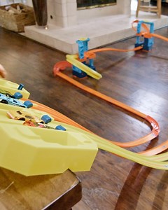 10K views · 203 reactions | Manchmal sind die coolsten Rennstrecken diejenigen, die Kinder sich selbst vorstellen. Lasst sie bauen, beschleunigen und Stunts vollführen mit Hot Wheels Track Builder. | Hot Wheels | Facebook