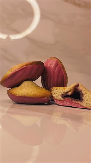 Sweet Pastries on Instagram: "La madeleine fruits rouges saura vous émerveiller avec son goût original ! 🥴 Doté d’un insert fruits rouges et d’une coque au chocolat blanc, vous ressentirez cette explosion de saveur particulière qui match très bien avec la madeleine classique ! 🍒 Découvrez cette expérience en la faisant livrer chez vous sur notre site www.sweetpastries.fr ! 🩷 #patisserie #cooking #bakery #gateau #pâtisserie #pastries #madeleine #chocolat #fruitsrouges"