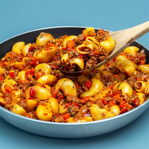 Gli amici portano la loro pasta così posso preparare questa ricetta per loro! Ingredienti: olio: 50 ml cipolla: 1 pz aglio: 10 g carote: 100 g pepe rosso: 1 pz sedano: 100 g carne di manzo macinata: 500 g pepe nero: 5 g sale: 5 g erbe di Provenza: 5 g salsa di pomodoro: 200 g acqua calda: 150 ml pasta precotta: 350 g prezzemolo: 20 g olio: 50 ml | Saporito.tv