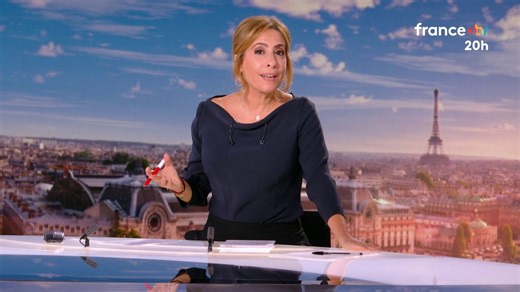 VIDEO. Léa Salamé ouvre son premier JT de 20 heures sur France 2 et se dit "heureuse" d'écrire une "nouvelle page"