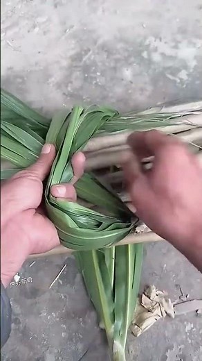 Binding process of firewood with straw rope