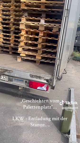 Effizientes Entladen von Paletten mit der Eisenstange