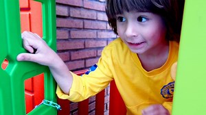 DANI y EVAN pasan la tarde JUGANDO en ToysRus con dinosaurios, Rayo McQueen, casitas, un piano gigante, peluches... | Las Aventuras de Dani y Evan