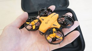 【HS420レビュー】室内飛行を楽しめるワンパッケージなトイドローン【100g未満】