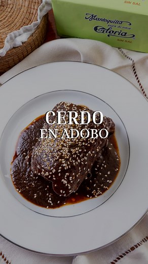 🌶🐖 Cerdo en adobo con Mantequilla Gloria llagloria, la receta perfecta para dar un giro diferente y delicioso a este platillo. En este video lo preparo con cerdo, pero su sabor es tan versátil que también queda increíble con pollo, pescado o incluso unos huevitos en la mañana. ¡No te lo pierdas!. ¿Qué necesito? * 250 g de Mantequilla Gloria sin sal * 1 kg de lomo de cerdo * 4 pzas. chiles anchos desvenados, tostados e hidratados * 2 pzas. de dientes de ajo tatemados * 1/2 pza. de cebolla tatem