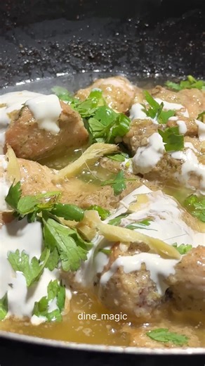 Chicken Afghani Karahi . 📝 Ingredients For Chicken: \t•\tChicken – 600 g (cut into medium pieces) \t•\tYogurt – 1/2 cup \t•\tCream – ½ cup \t•\tGarlic 5-6 cloves \t•\tGinger small piece \t•\tCoriander hands full \t•\tGreen chilies – 5–6 \t•\tOnion 2 small size \t•\tBlack pepper powder – 1 tsp \t•\tCumin powder – ½ tsp \t•\tGaram masala powder – ½ tsp \t•\tSalt – to taste \t•\tOil/Ghee – ½ cup \t•\tFresh coriander – 2 tbsp (chopped) \t•\tGinger , Coriander & chillies for garnishing . . . Easy re