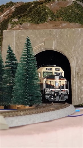 BNSF SDF40-2 Hauling Salt Through The Mountains. #train #railway #modelrailroad